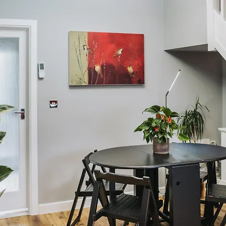 No10 2 Bedroom House With Private Garden And Driveway Bristol
