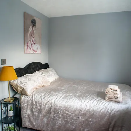 No10 2 Bedroom House With Private Garden And Driveway *