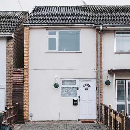 No10 2 Bedroom House With Private Garden And Driveway *