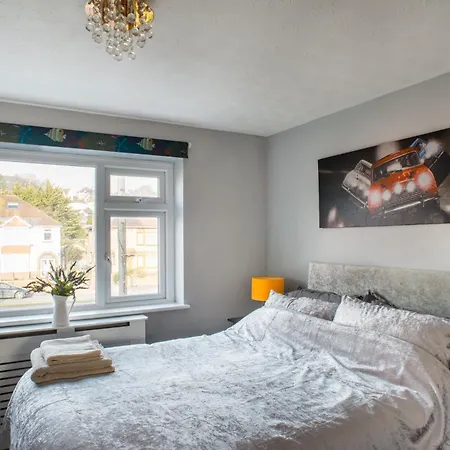 No10 2 Bedroom House With Private Garden And Driveway Bristol