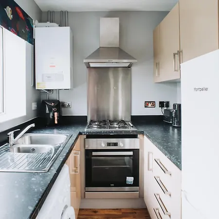 No10 2 Bedroom House With Private Garden And Driveway * Bristol