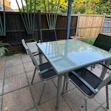 No10 2 Bedroom House With Private Garden And Driveway