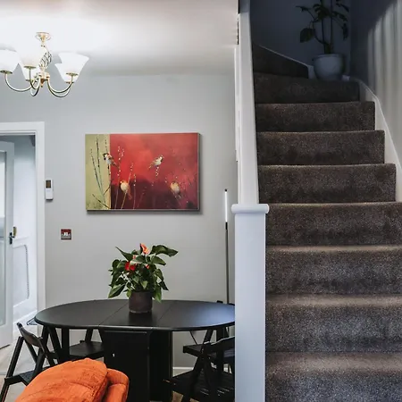 No10 2 Bedroom House With Private Garden And Driveway *