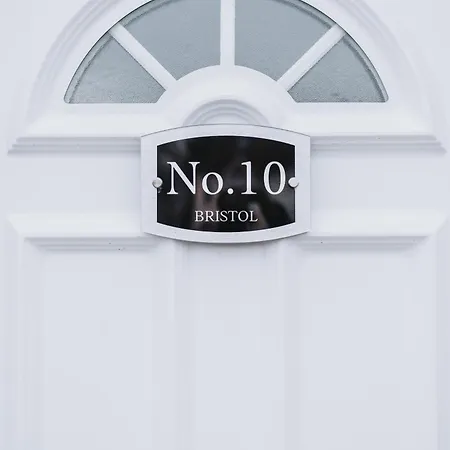No10 2 Bedroom House With Private Garden And Driveway *