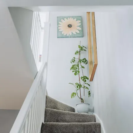No10 2 Bedroom House With Private Garden And Driveway *