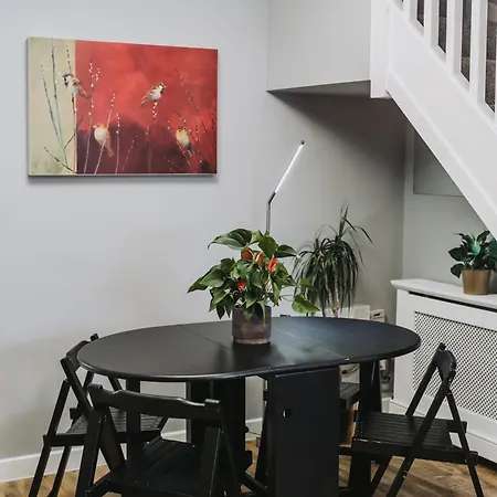 Appartement No10 2 Bedroom House With Private Garden And Driveway *