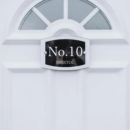 No10 2 Bedroom House With Private Garden And Driveway