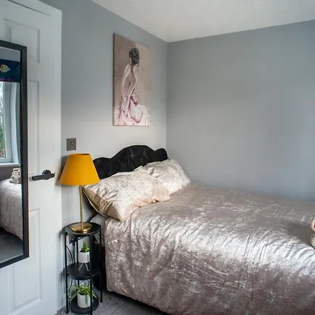No10 2 Bedroom House With Private Garden And Driveway Bristol